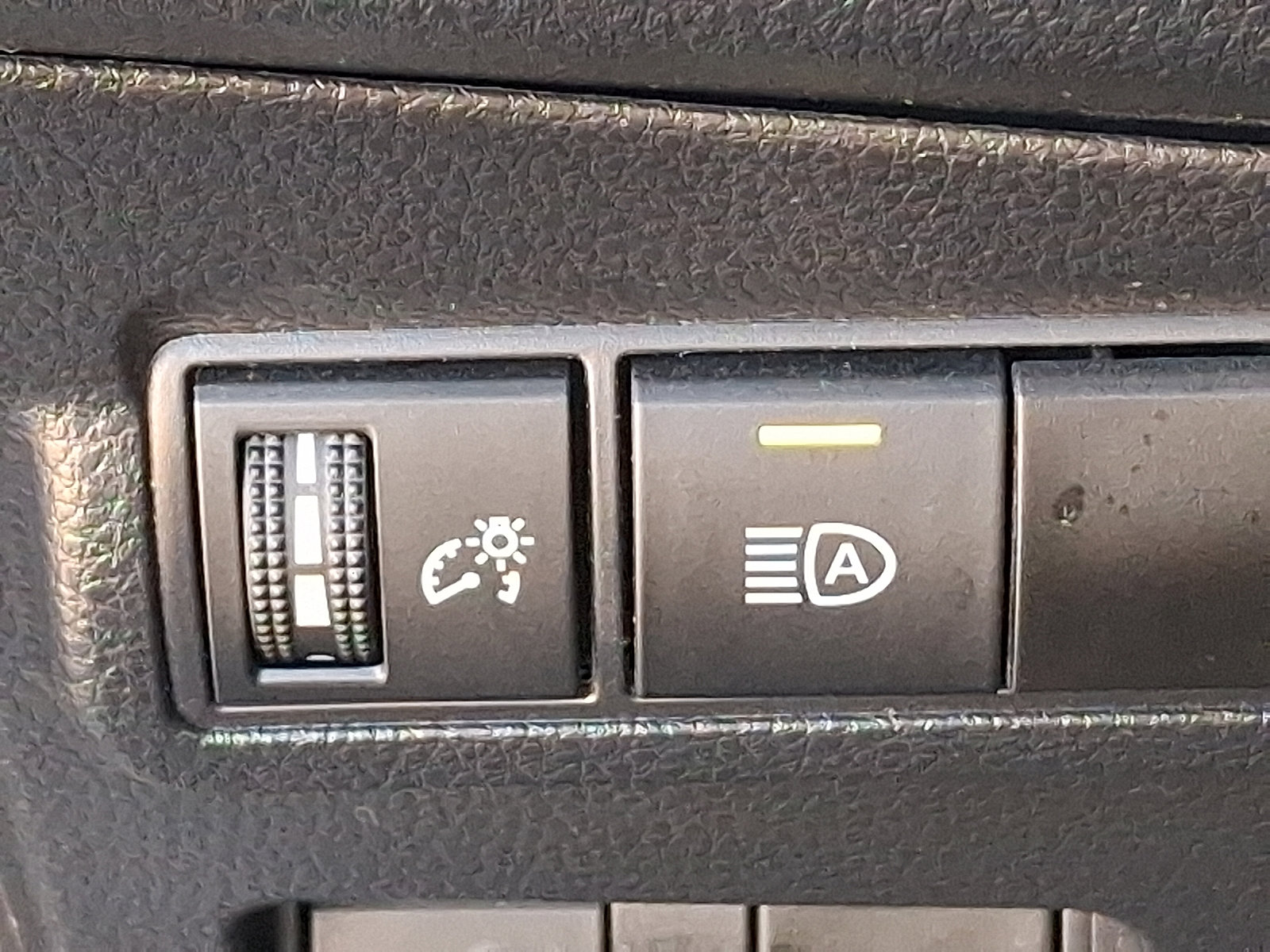 Certified 2022 Toyota Corolla Cross XLE image 28