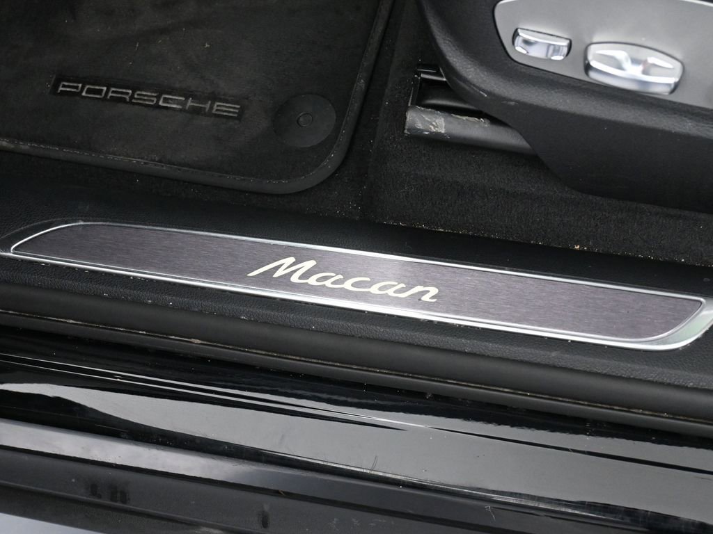 Certified 2025 Porsche Macan image 16