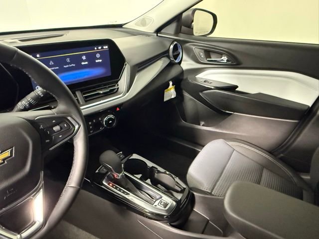 Used 2025 Chevrolet Trax LT w/ LT Convenience Package image 26