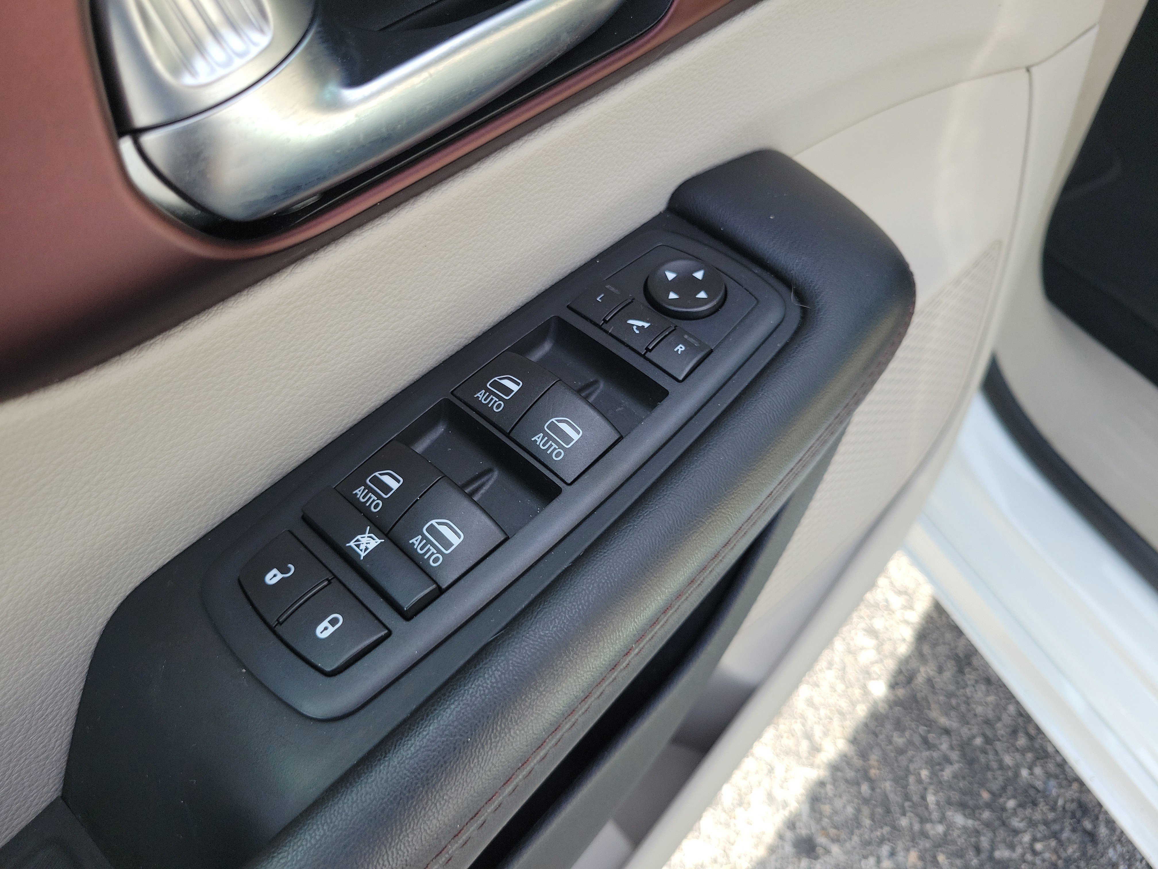 Used 2020 Chrysler Pacifica Limited FWD image 18