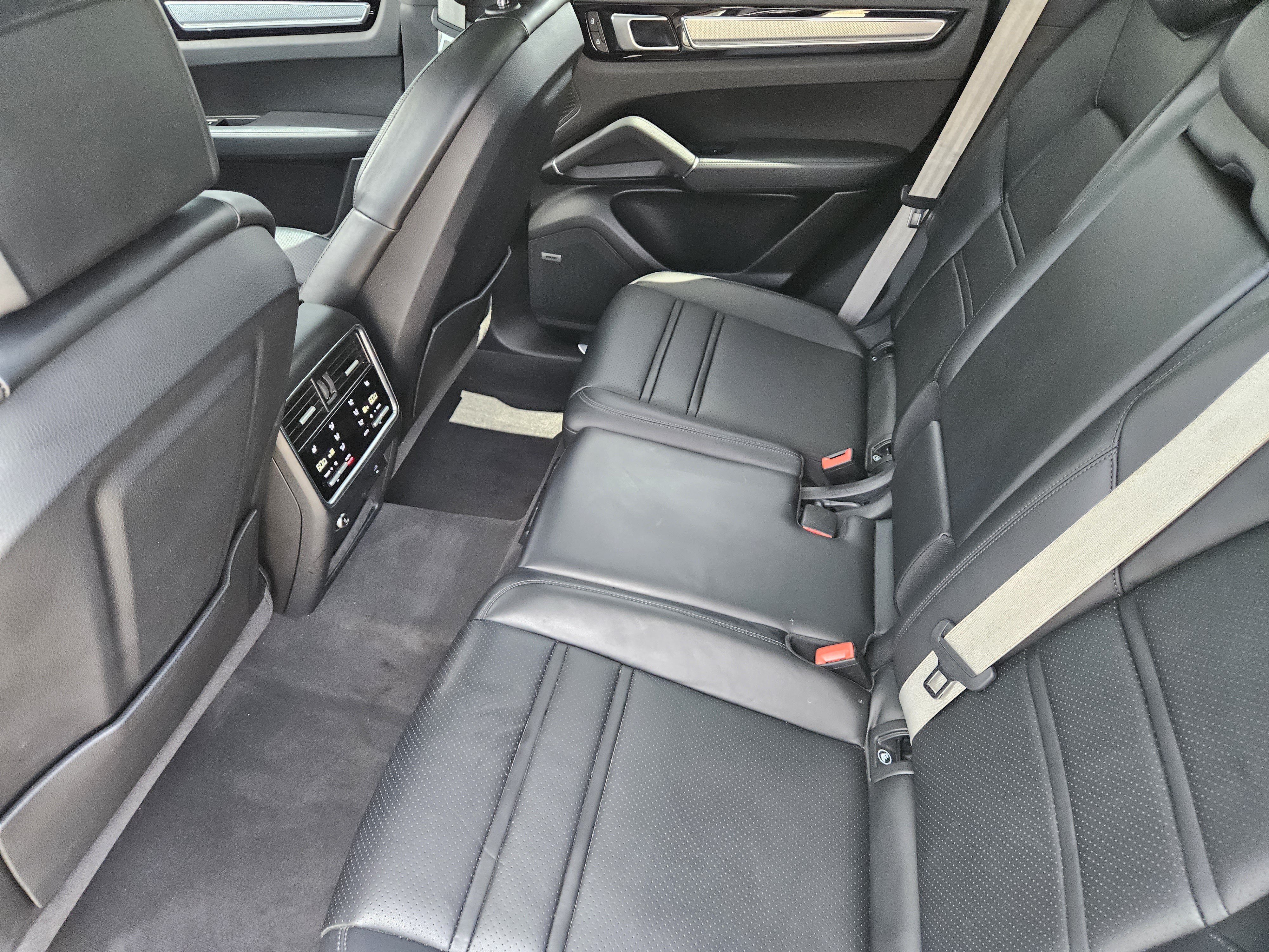 Certified 2023 Porsche Cayenne Platinum Edition AWD/4WD image 28
