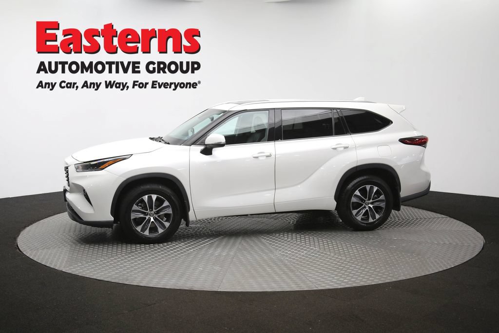 Used 2021 Toyota Highlander XLE AWD/4WD image 60