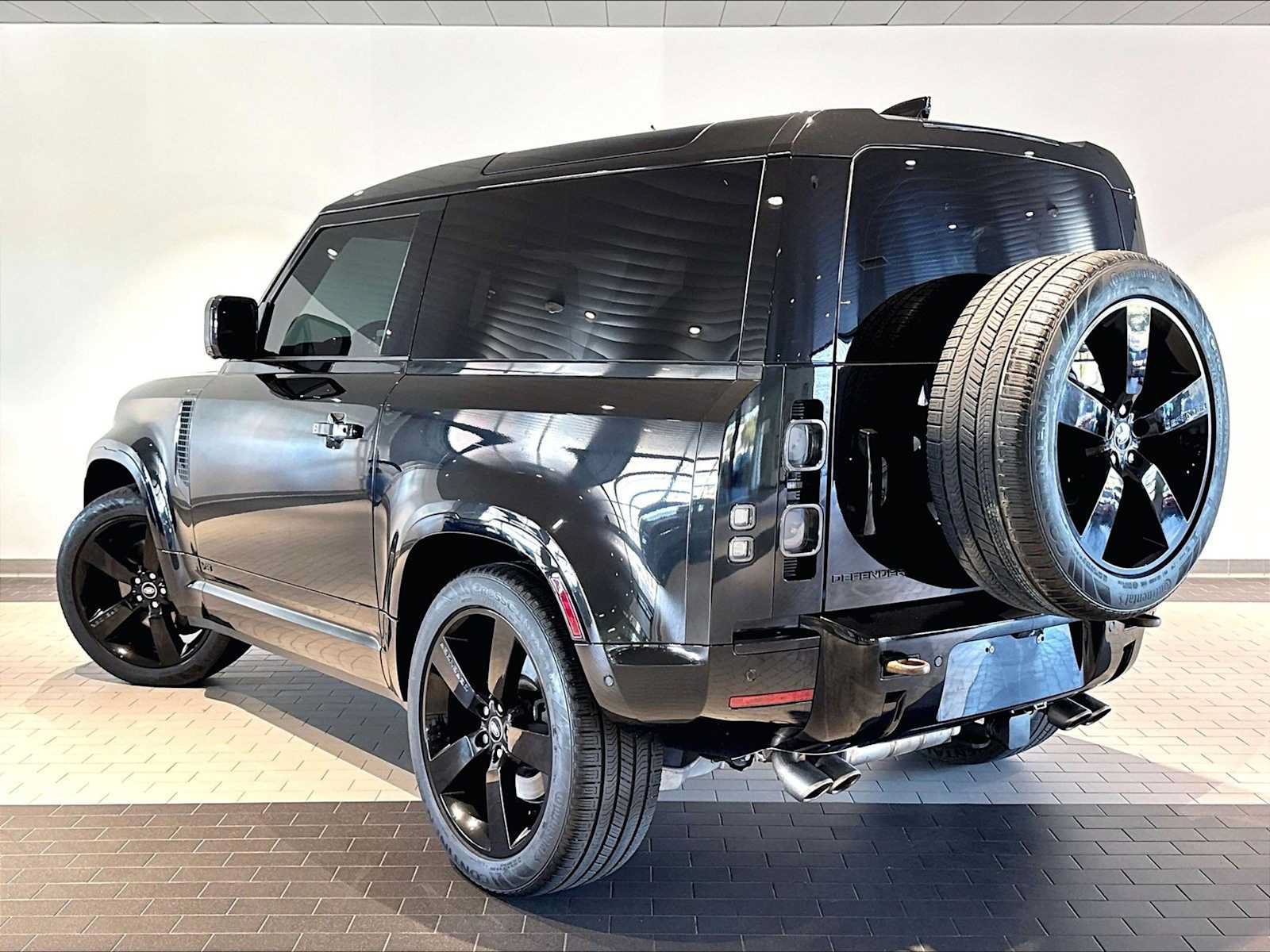 Used 2023 Land Rover Defender 90 V8 AWD/4WD image 3