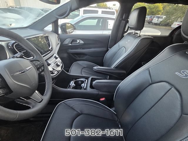 Used 2026 Chrysler Pacifica Limited w/ Uconnect Theater Family Group FWD image 8