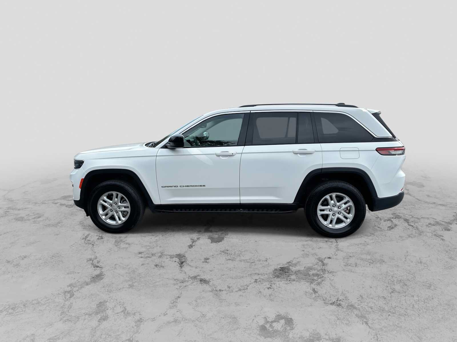 Used 2023 Jeep Grand Cherokee Laredo AWD/4WD image 5