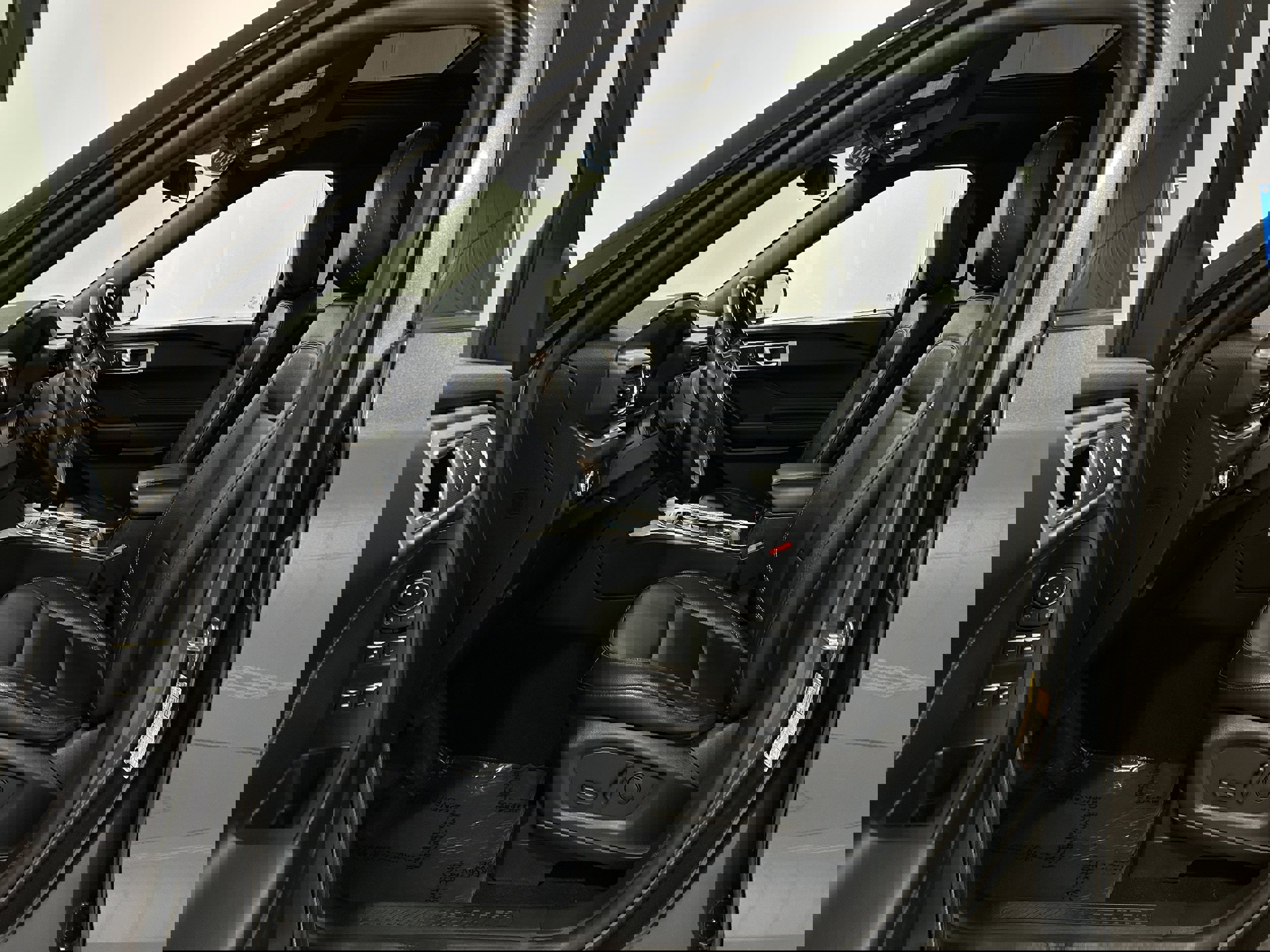 Used 2020 Ford Explorer XLT w/ Equipment Group 202A image 4