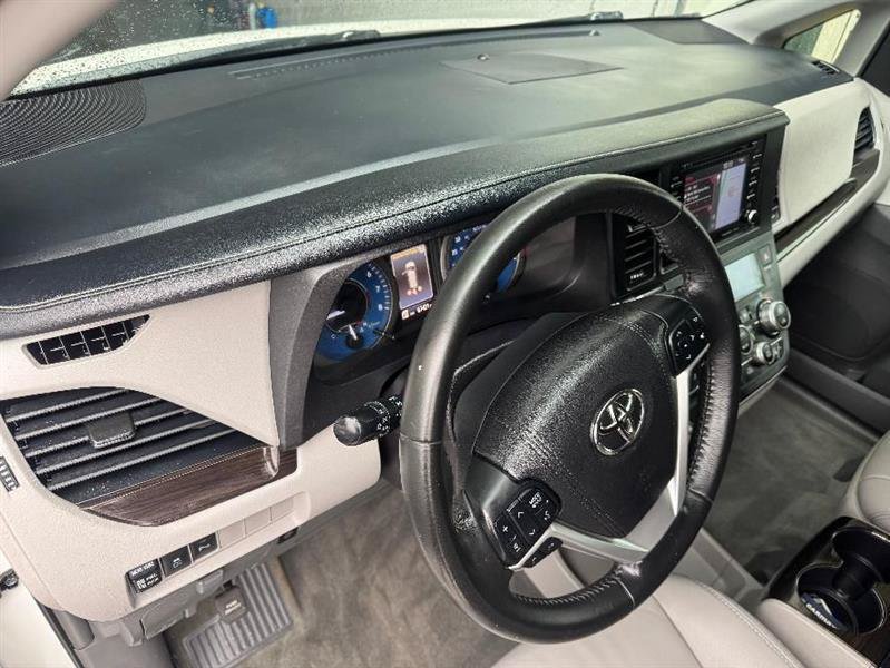 Used 2018 Toyota Sienna XLE Premium FWD image 24