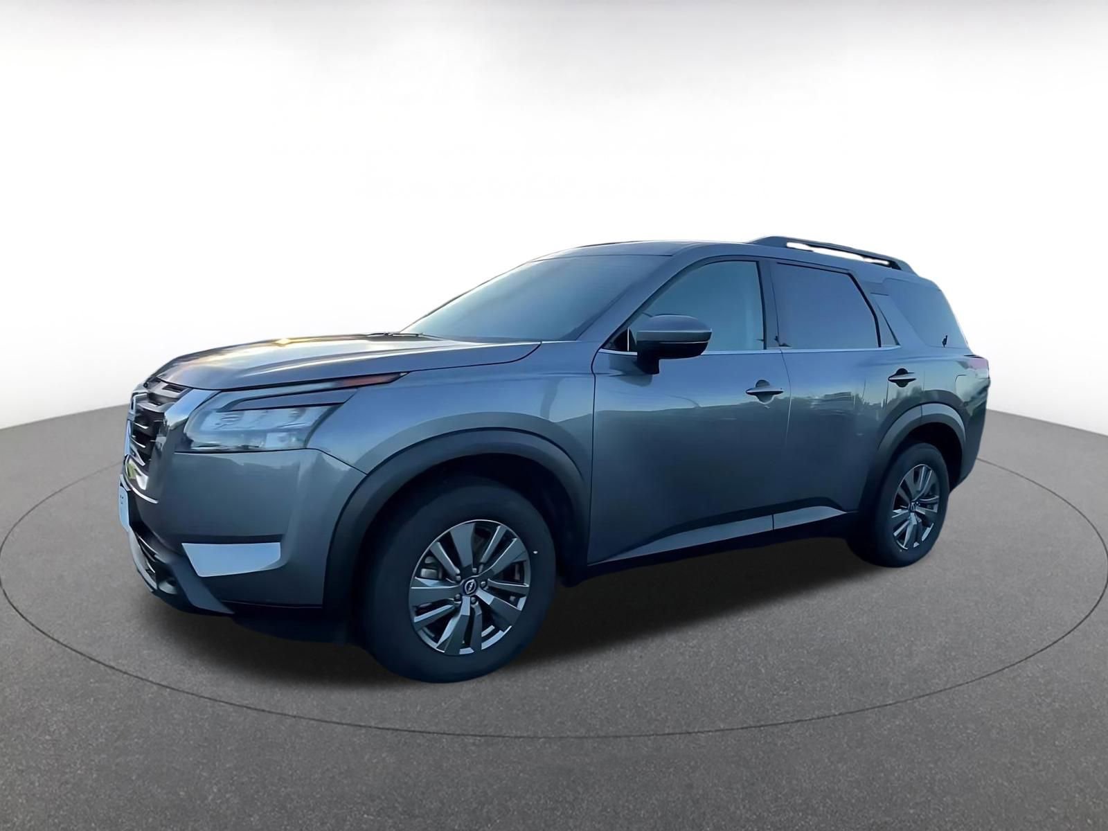 Used 2025 Nissan Pathfinder SV image 8