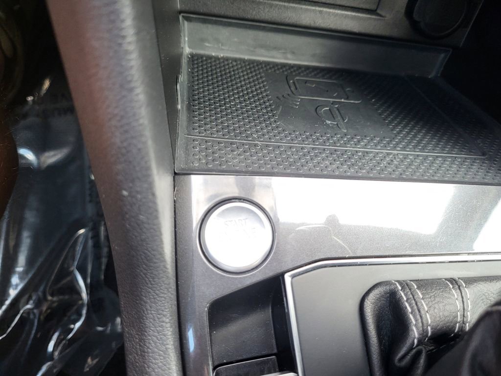 Used 2021 Volkswagen Tiguan SE w/ Panoramic Sunroof Package image 25