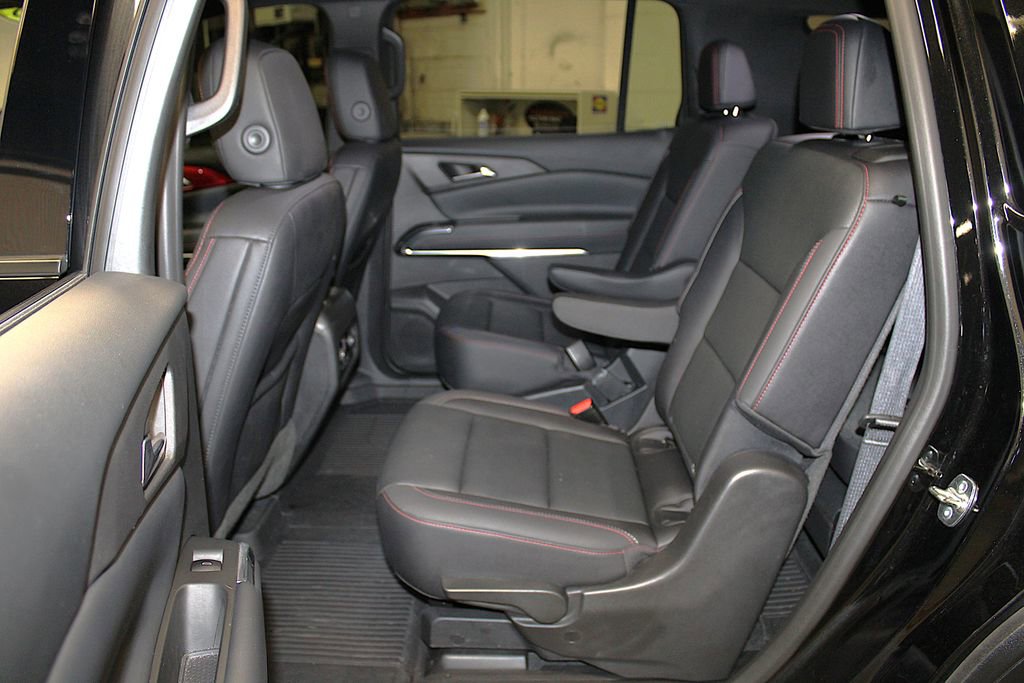 Used 2025 Chevrolet Traverse Z71 w/ LPO, Floor Liner Package AWD/4WD image 29