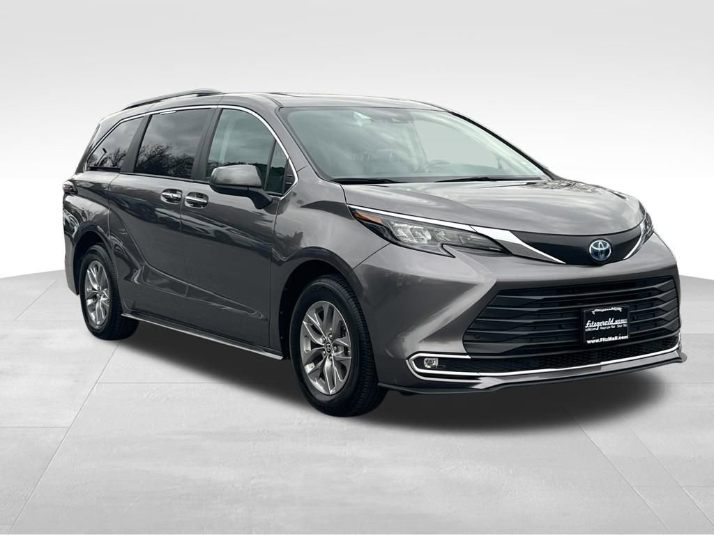 Used 2024 Toyota Sienna XLE image 1