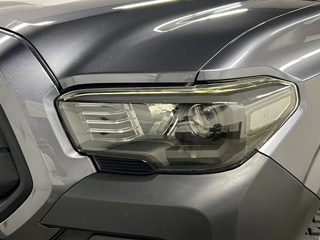 Used 2020 Toyota Tacoma SR AWD/4WD image 14