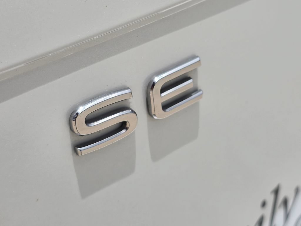 Used 2023 Volkswagen Tiguan SE R-Line FWD image 9