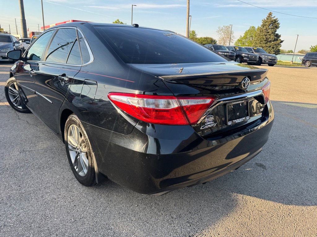Used 2015 Toyota Camry SE w/ Moonroof Package FWD image 6