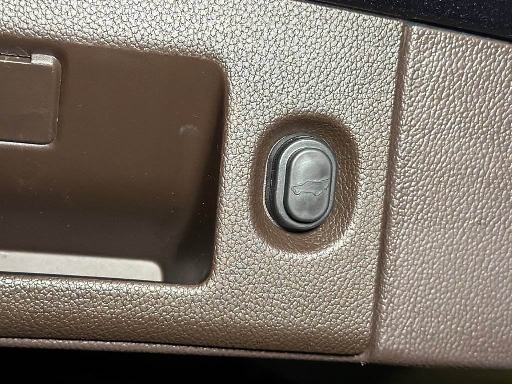 Used 2020 Chevrolet Suburban Premier w/ Premier 6.2L Value Package AWD/4WD image 7