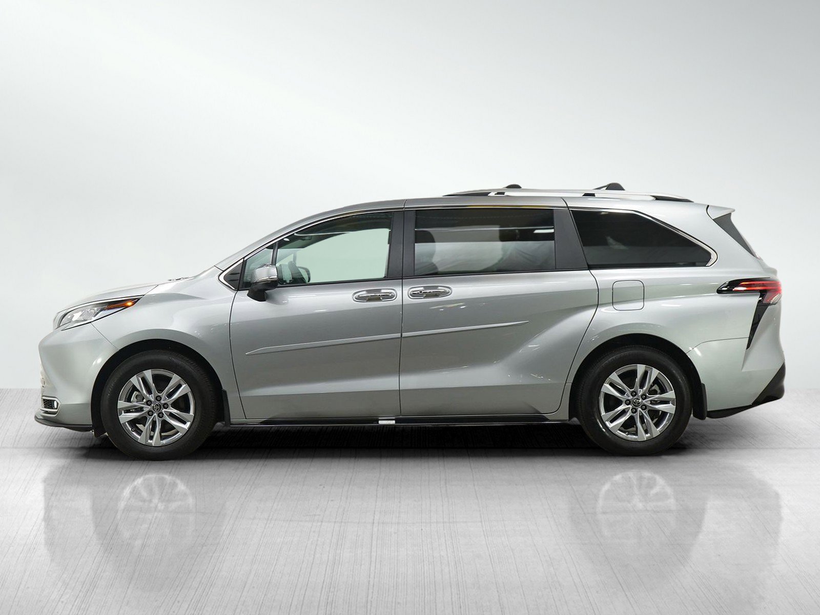 Used 2024 Toyota Sienna Limited AWD/4WD image 2
