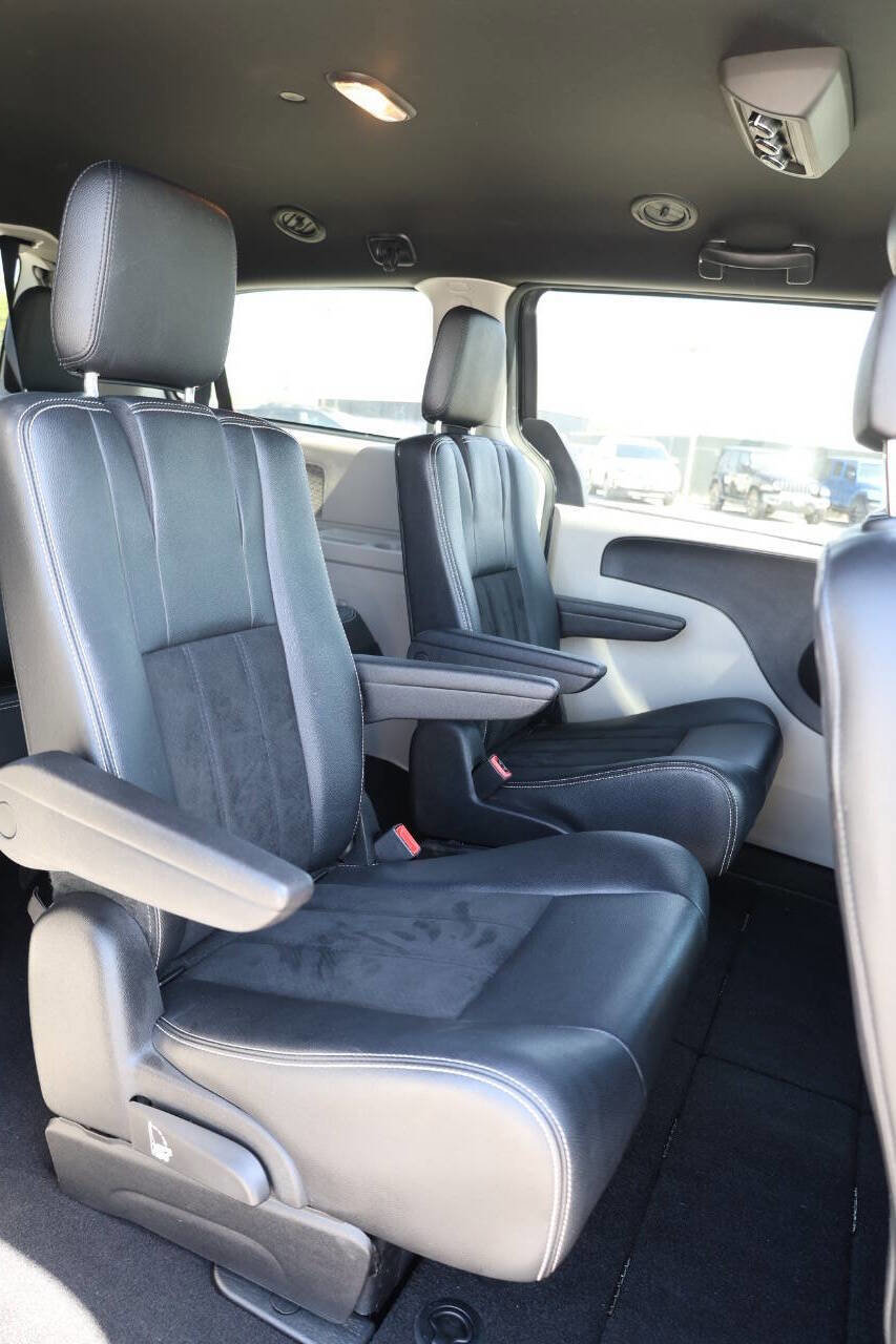 Used 2019 Dodge Grand Caravan SXT FWD image 16
