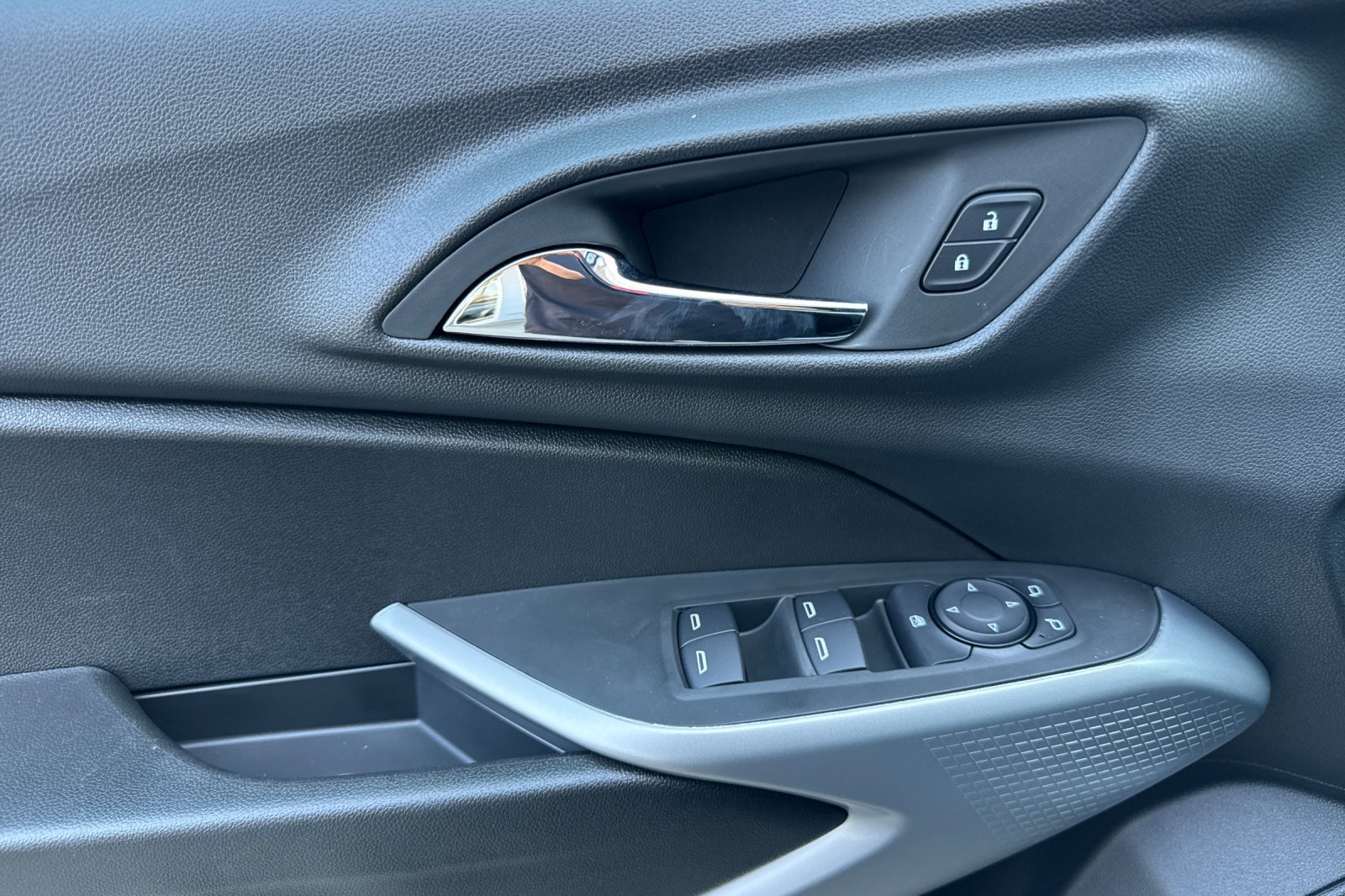 New 2026 Chevrolet Trax LS w/ LS Convenience Package FWD image 10