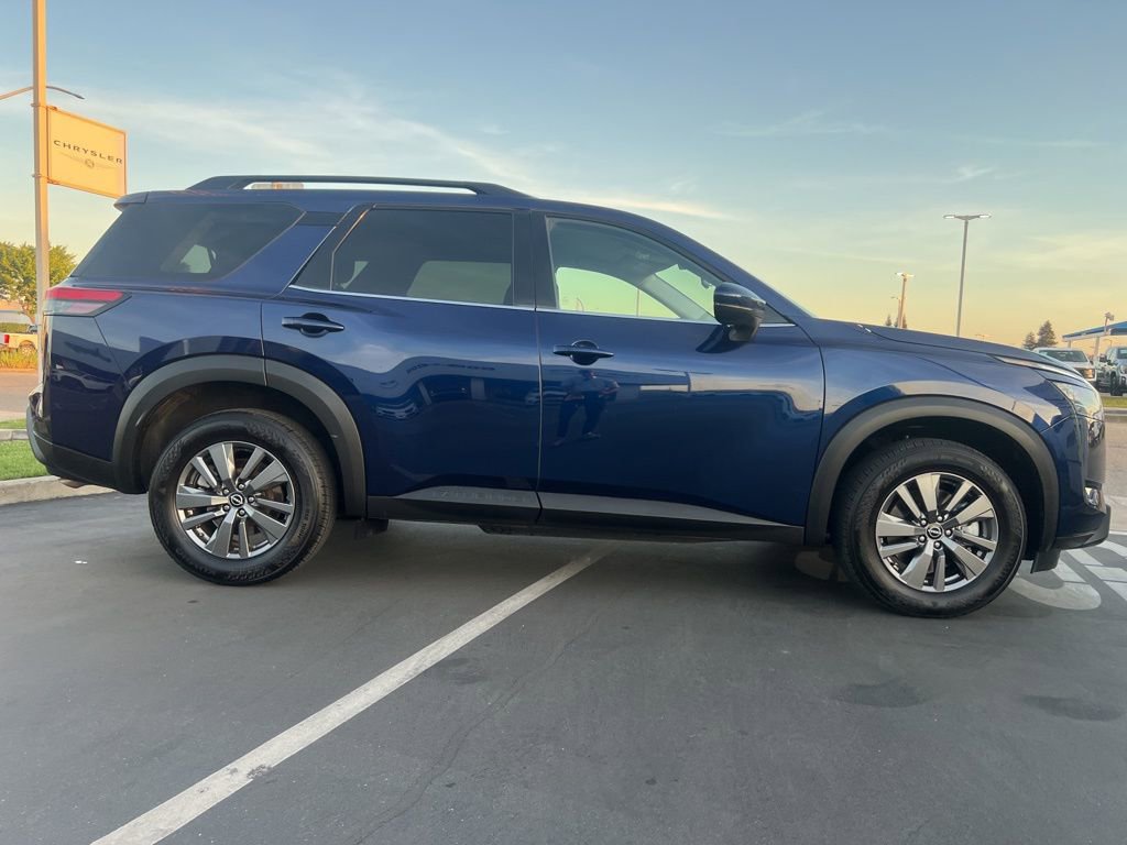 Used 2025 Nissan Pathfinder SV image 10
