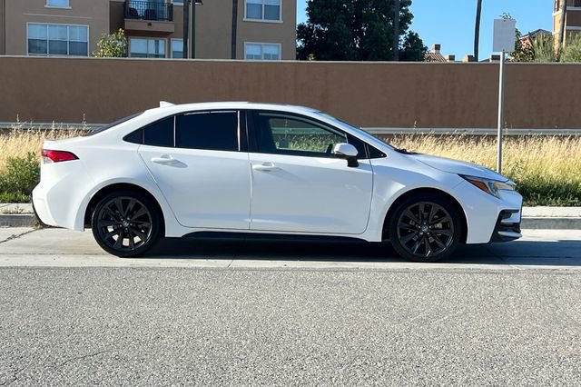 Used 2024 Toyota Corolla SE w/ SE Premium Package FWD image 3