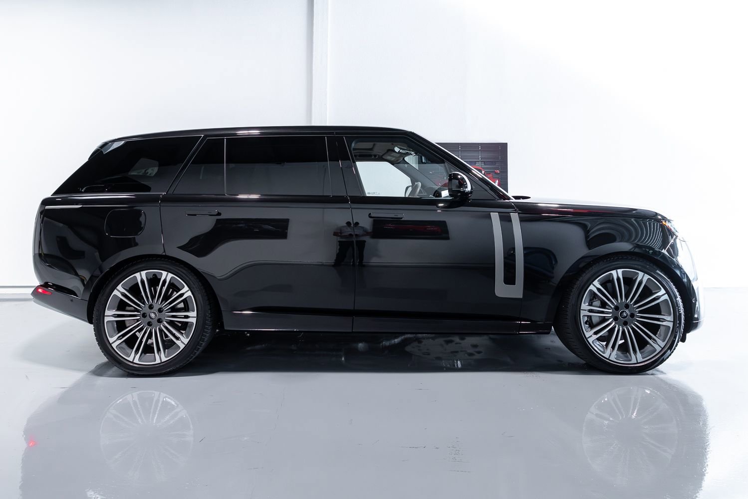 Used 2024 Land Rover Range Rover Long Wheelbase SE image 14