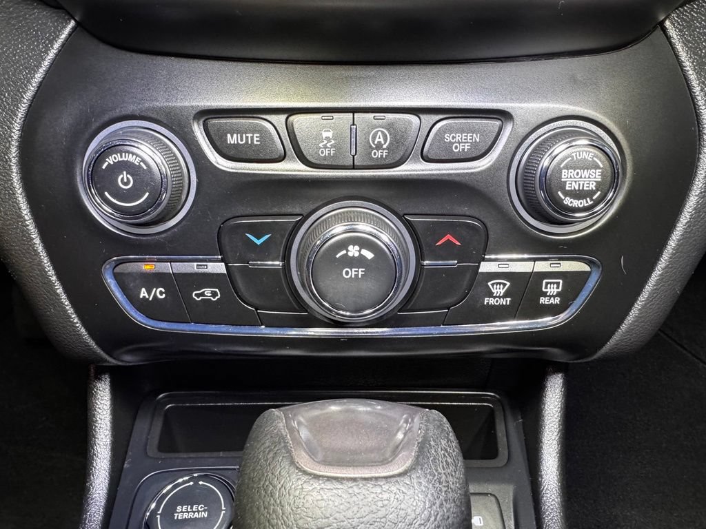 Used 2019 Jeep Cherokee Latitude w/ Popular Appearance Group AWD/4WD image 32