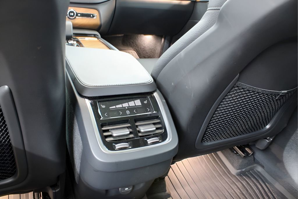 Certified 2025 Volvo XC90 B6 Plus image 20