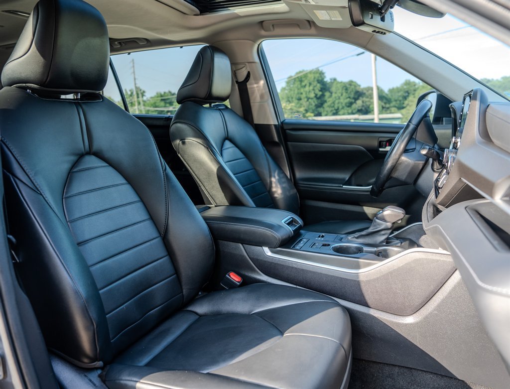 Used 2020 Toyota Highlander XLE FWD image 32