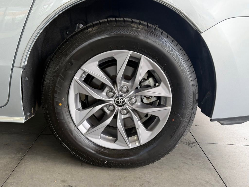 Certified 2021 Toyota Sienna XLE FWD image 17