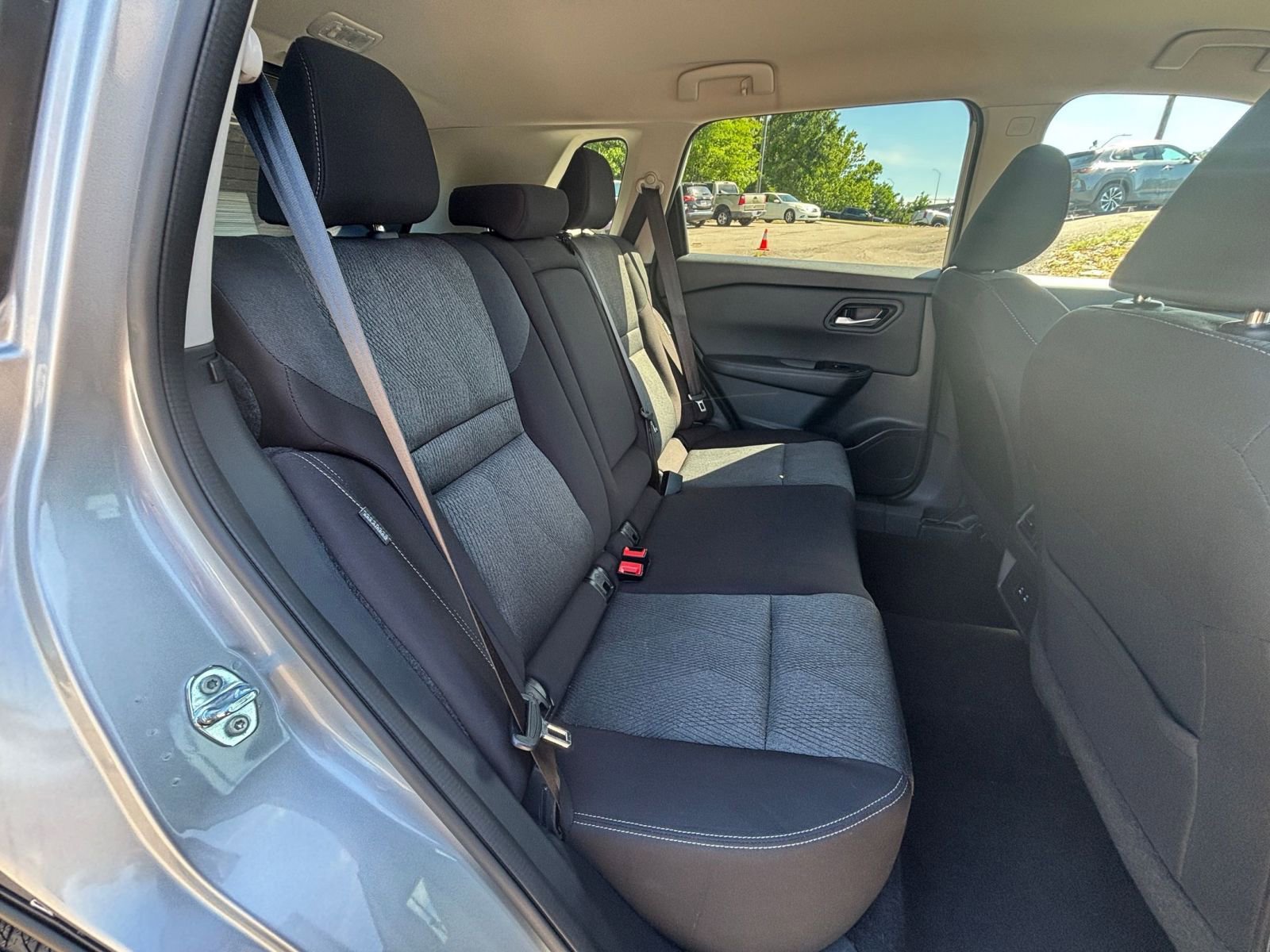 Used 2025 Nissan Rogue SV FWD image 40
