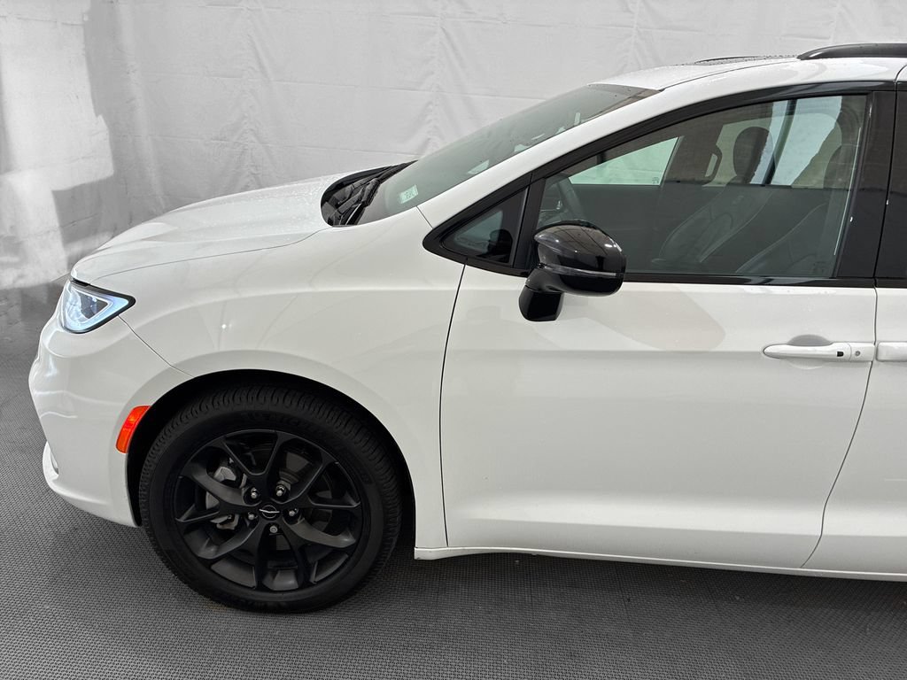 Used 2023 Chrysler Pacifica Limited w/ S Appearance Package AWD/4WD image 3