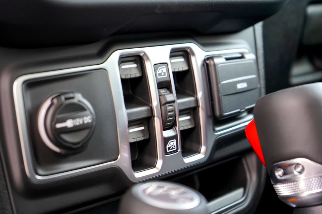 New 2026 Jeep Gladiator Sport AWD/4WD image 17