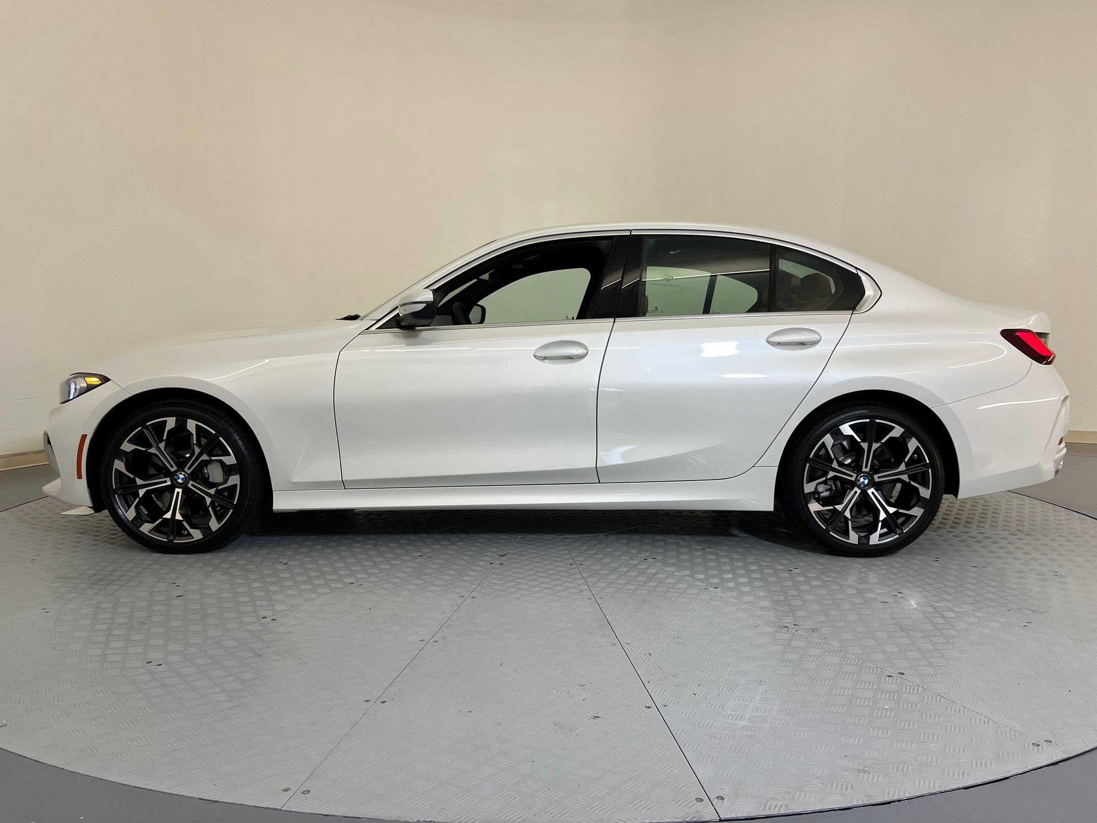 Used 2025 BMW 330i xDrive Sedan w/ Premium Package AWD/4WD image 2