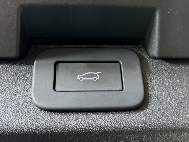 Used 2023 Land Rover Discovery Metropolitan Edition image 28