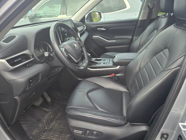 Used 2022 Toyota Highlander XLE AWD/4WD image 6