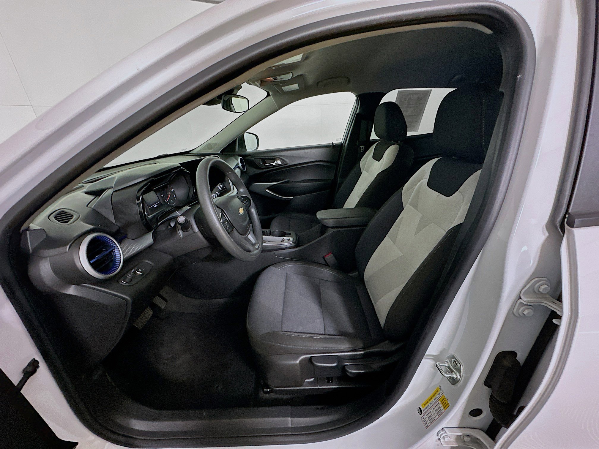Used 2024 Chevrolet Trax LS FWD image 13