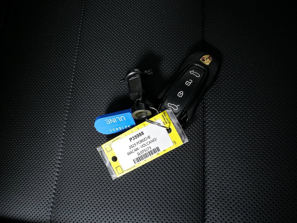 Certified 2025 Porsche Macan Electric image 27