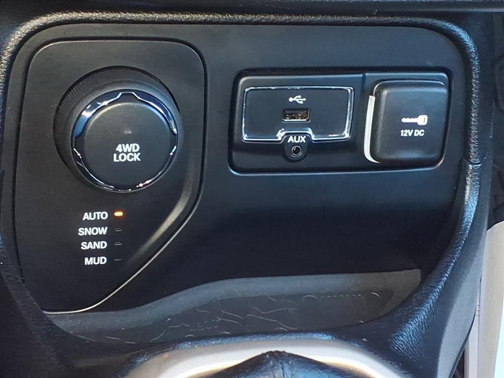 Used 2015 Jeep Renegade Latitude w/ Cold Weather Group II image 21