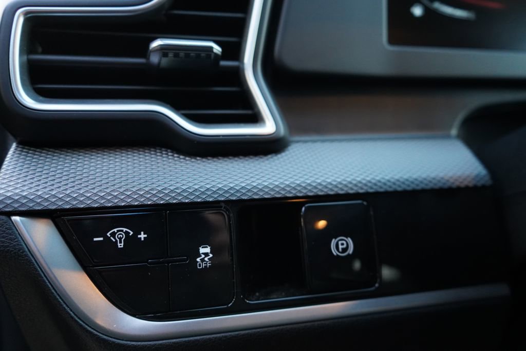 Used 2024 Kia Sportage LX image 30