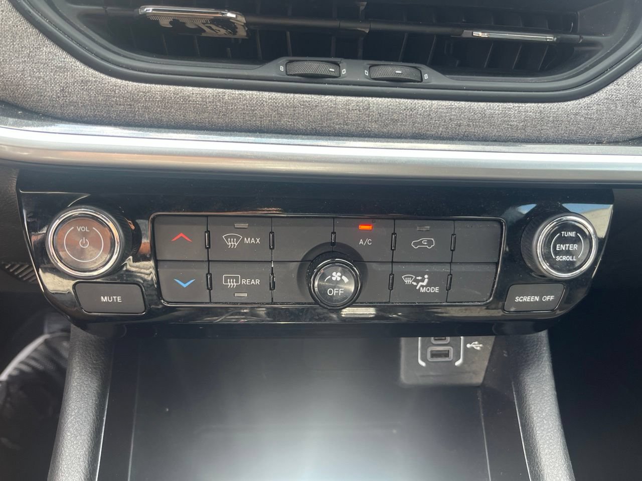 Used 2024 Jeep Compass Latitude AWD/4WD image 24