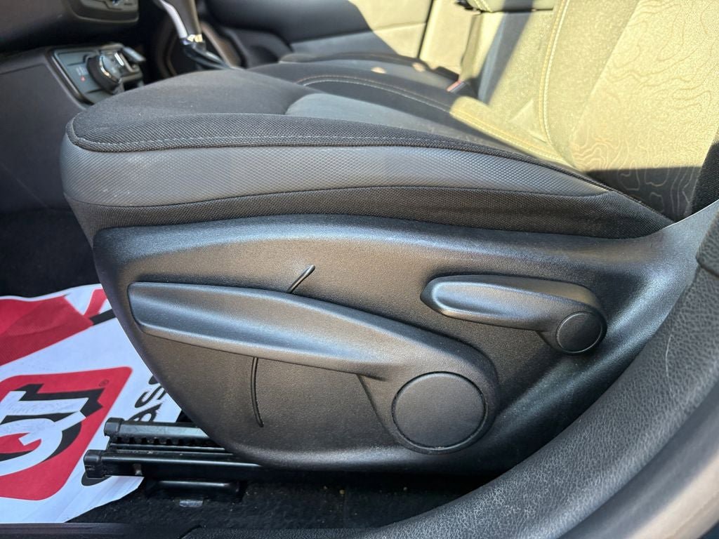Used 2023 Jeep Renegade Latitude AWD/4WD image 13