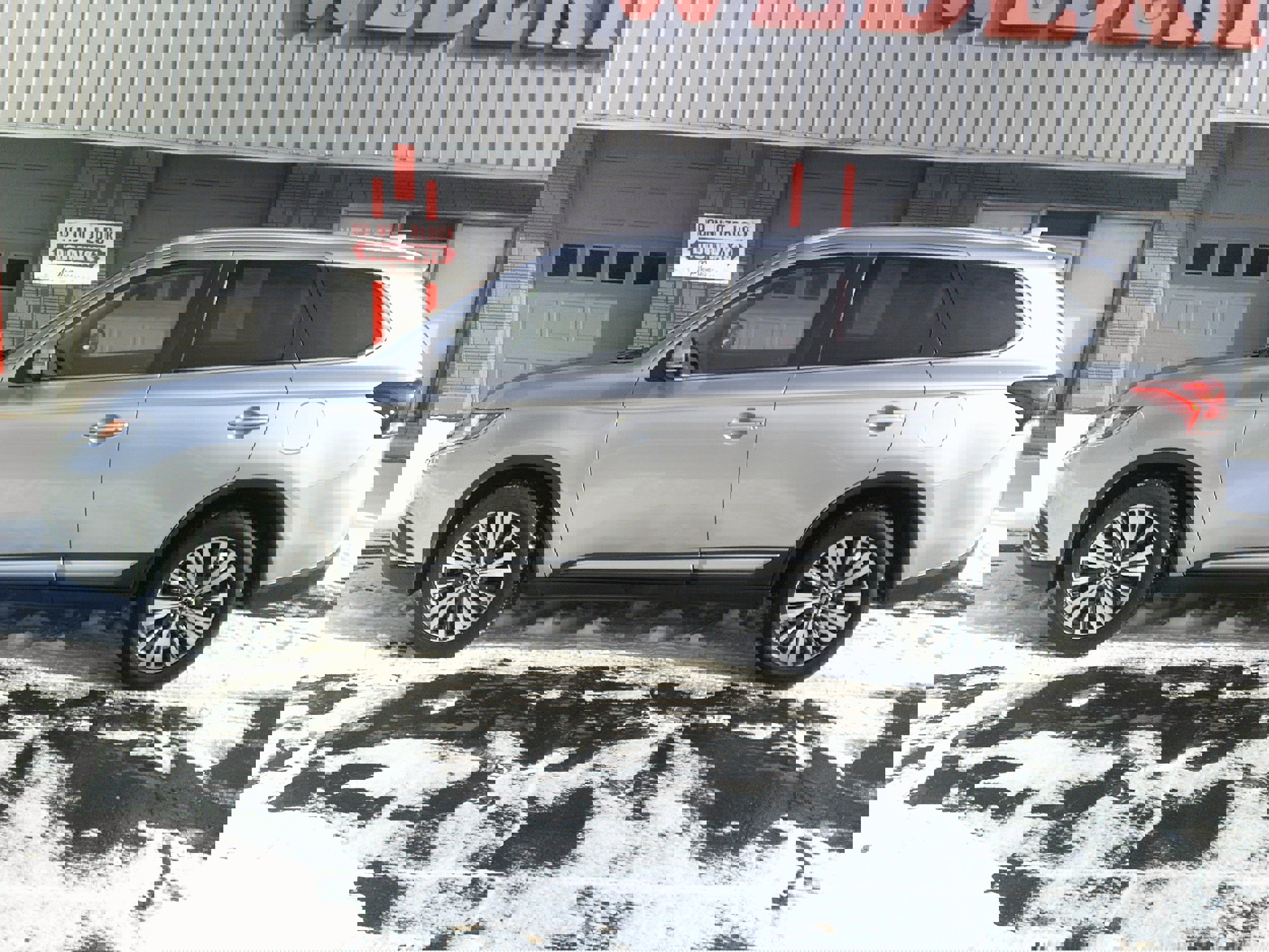Used 2020 Mitsubishi Outlander SEL image 2