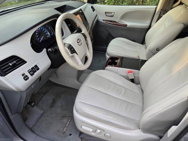 Used 2012 Toyota Sienna XLE w/ Premium Pkg FWD image 11