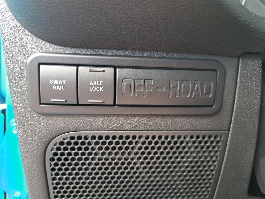 Used 2018 Jeep Wrangler Unlimited Rubicon w/ Connectivity Group image 23