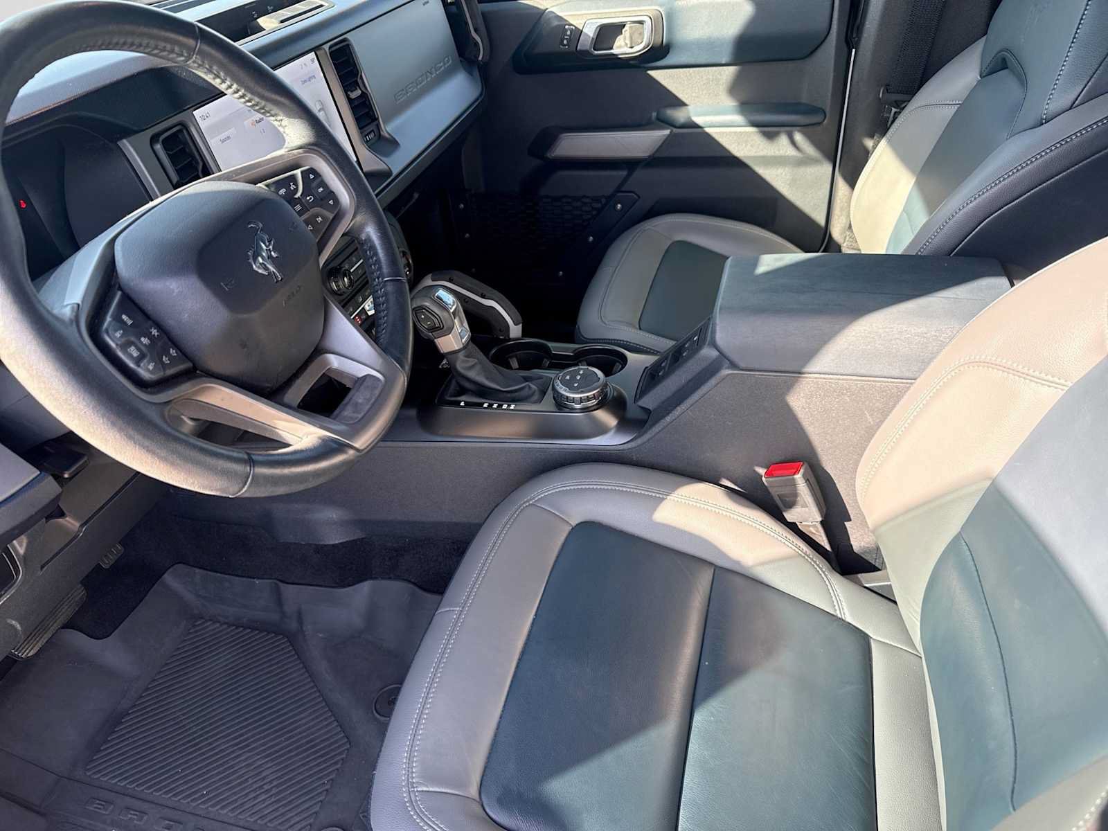 Used 2023 Ford Bronco Outer Banks AWD/4WD image 2
