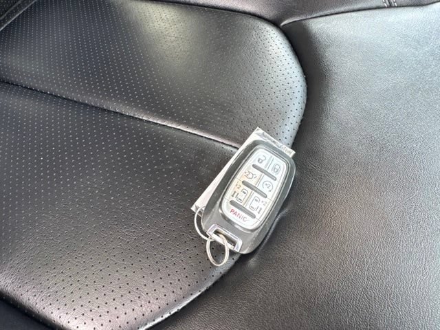 Used 2024 Chrysler Pacifica Touring-L FWD image 6