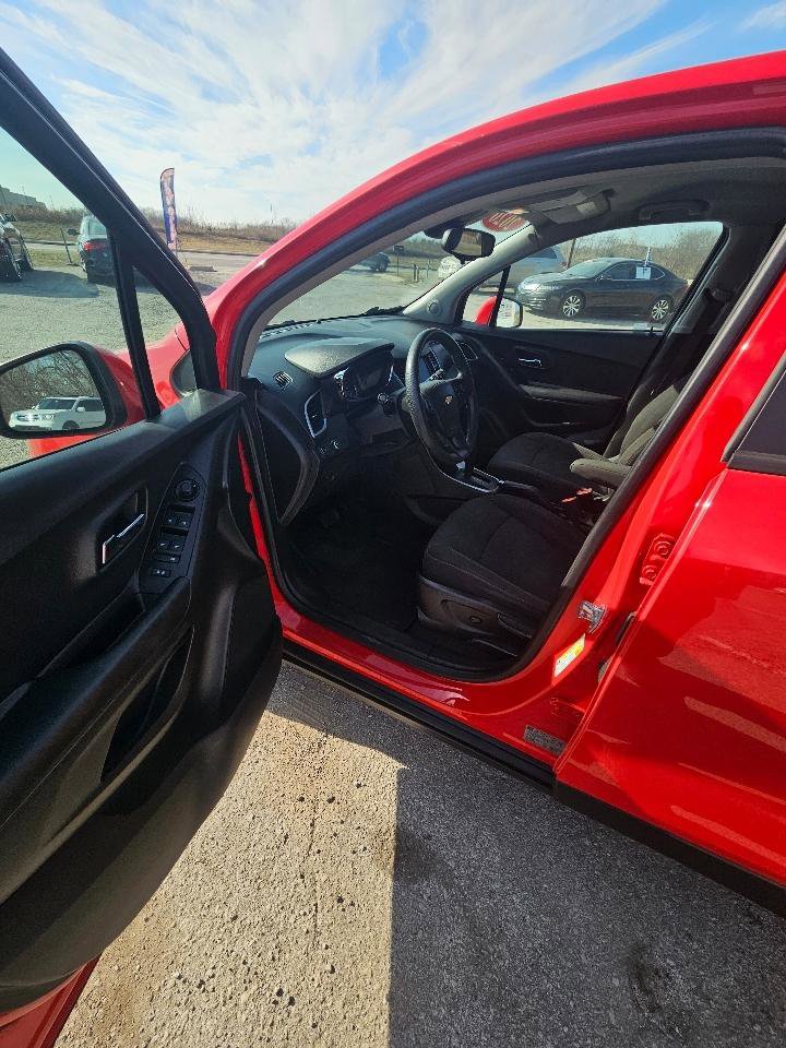 Used 2020 Chevrolet Trax LS w/ Tint and Cruise Package image 17