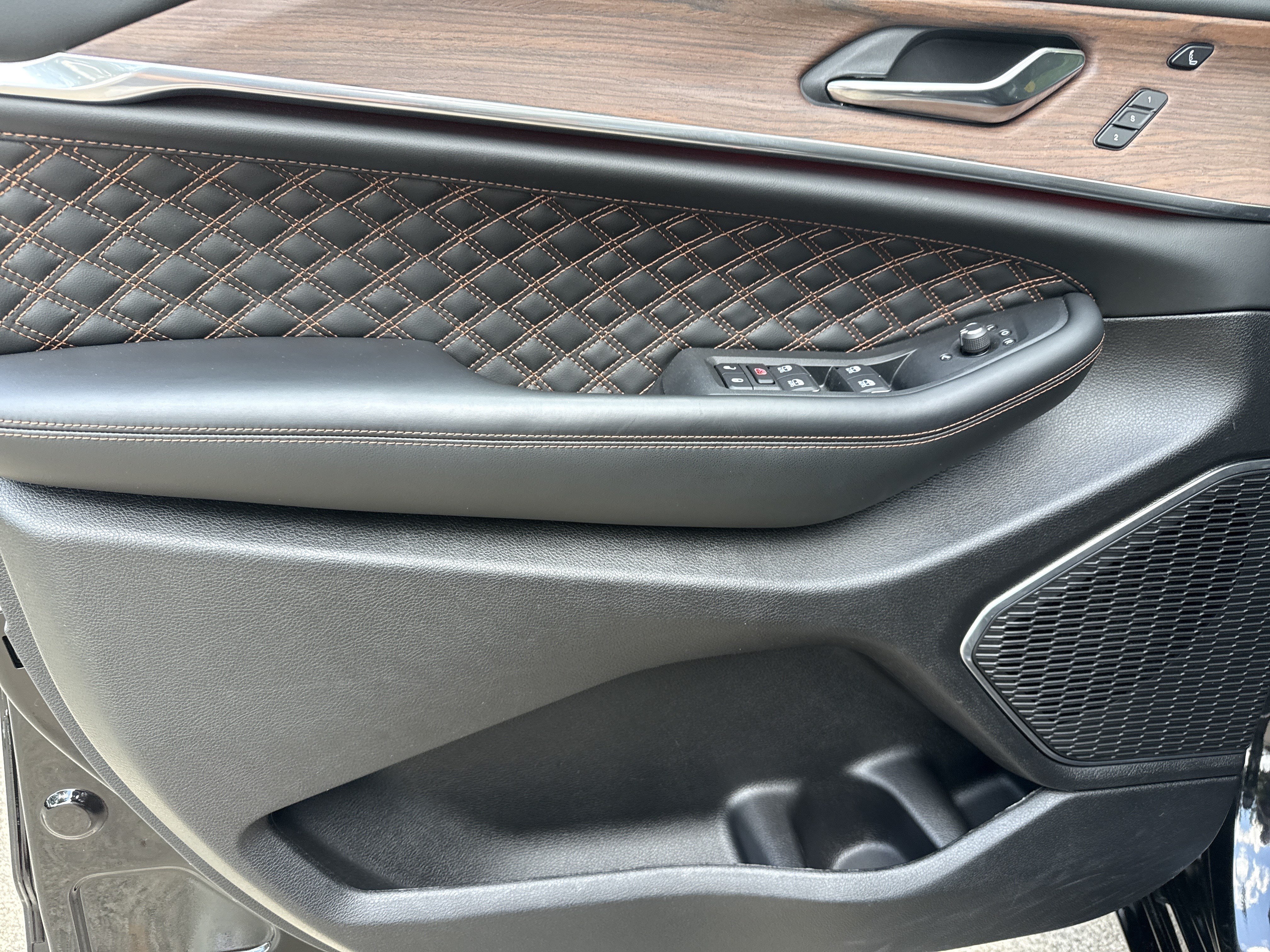 Used 2025 Jeep Grand Cherokee Summit AWD/4WD image 10