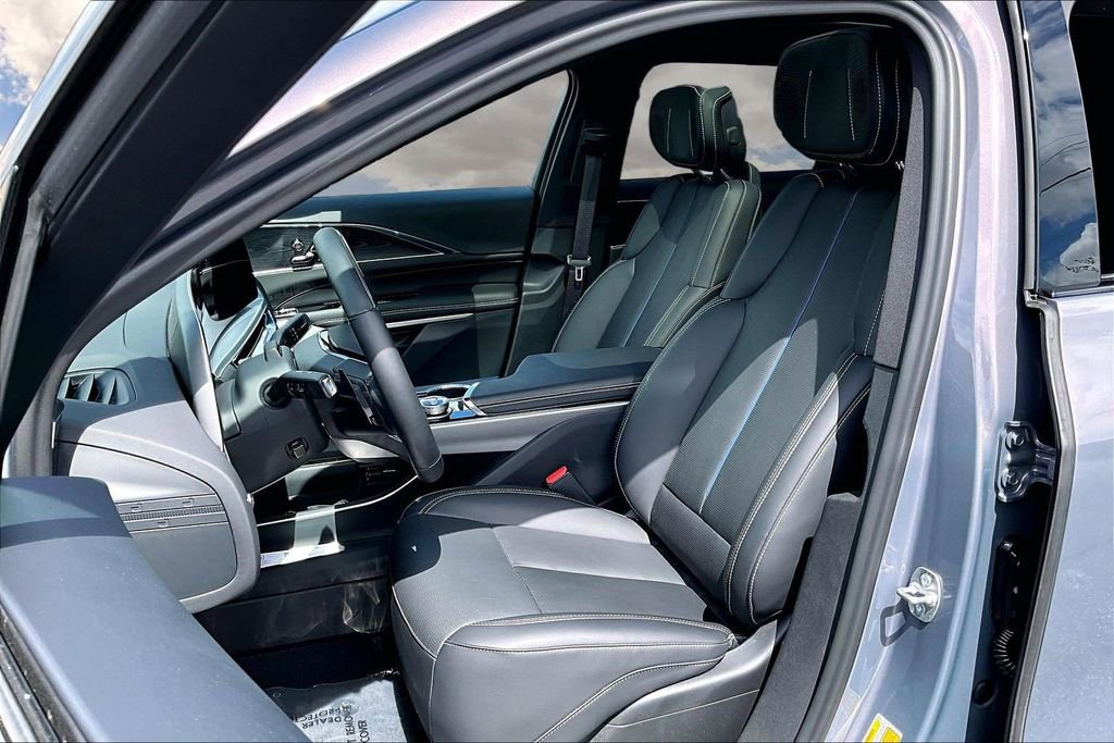 Used 2025 Cadillac Lyriq Luxury w/ LPO, Floor Liner Package AWD/4WD image 21