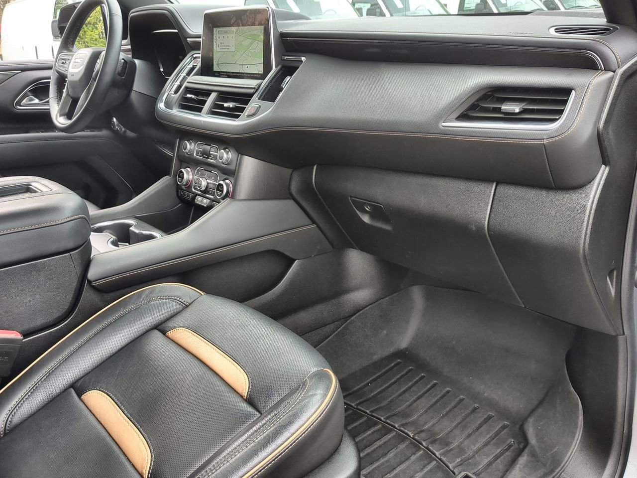 Used 2024 GMC Yukon AT4 w/ Technology Package image 30